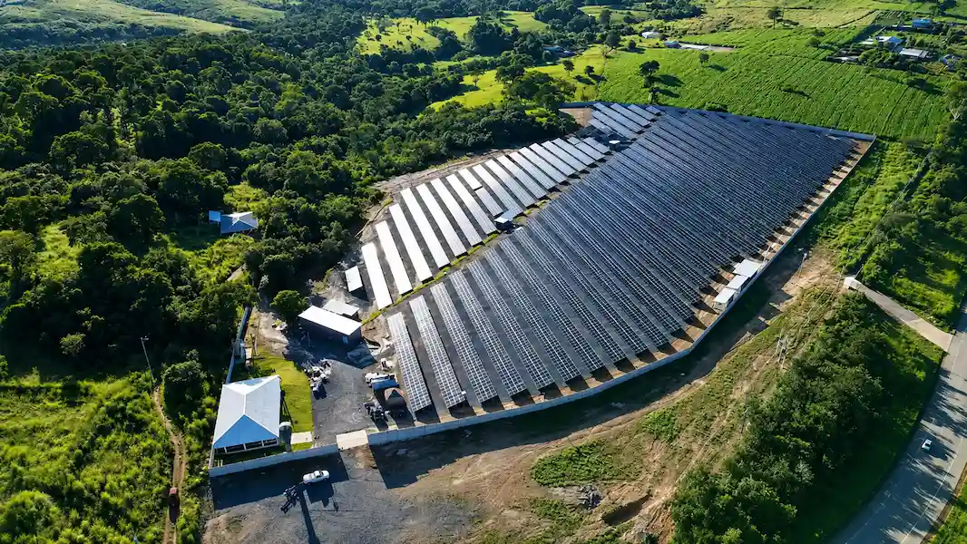 Fazenda solar da Cenergy Brasil fornecendo energia limpa via assinatura para PMEs no Distrito Federal.